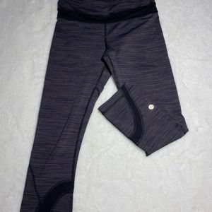 Lululemon stretchy leggings with detailing and back pocket Sz: 4